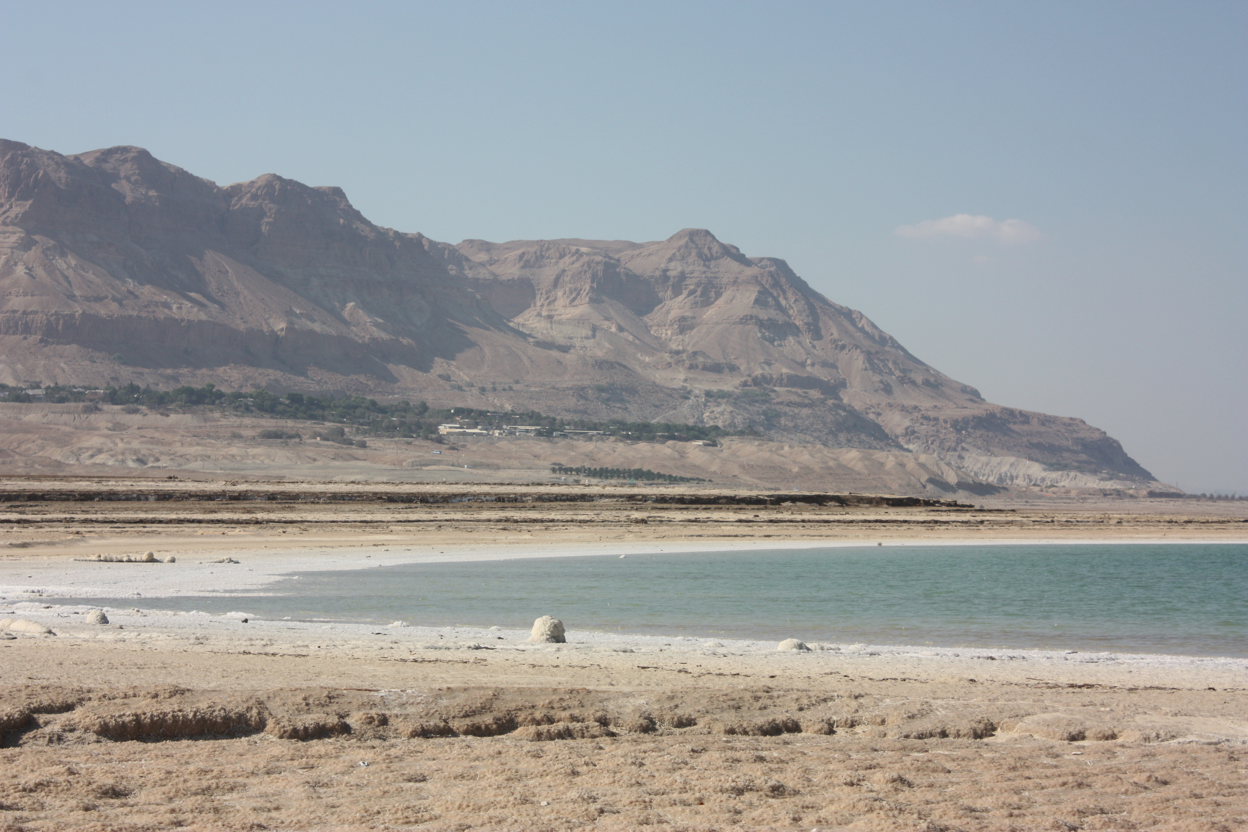Ufer des Toten Meeres mit Blick auf En-Gedi und einer abfallenden Klippe